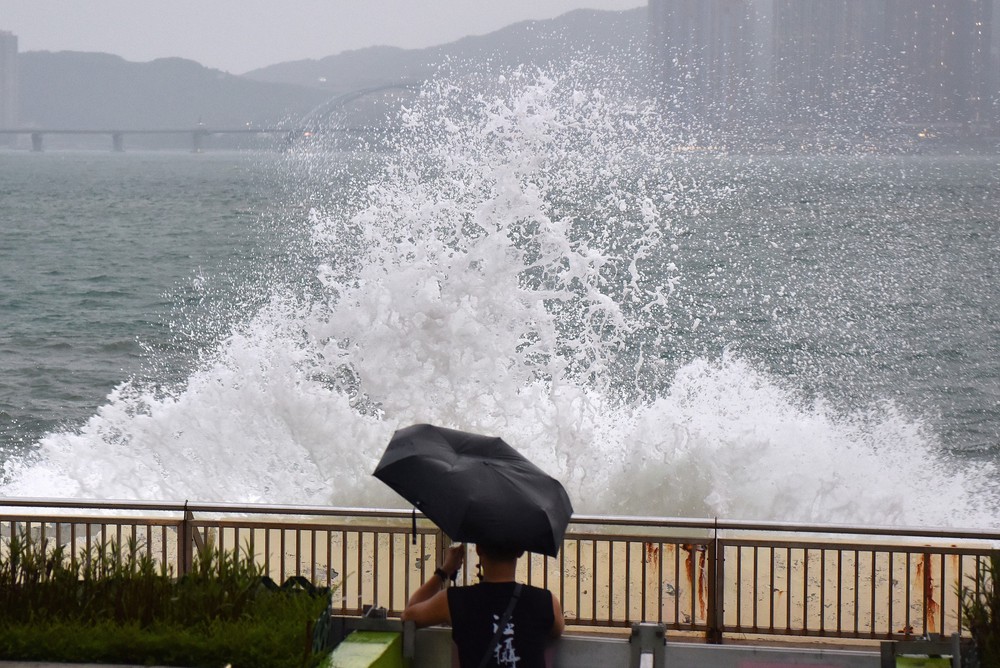 Trung Quốc: Hong Kong và Macau nâng cảnh báo siêu bão Ragasa lên mức cao nhất - Số người thiệt mạng do vỡ hồ chắn ở Đài Loan tăng cao - Ảnh 2.
