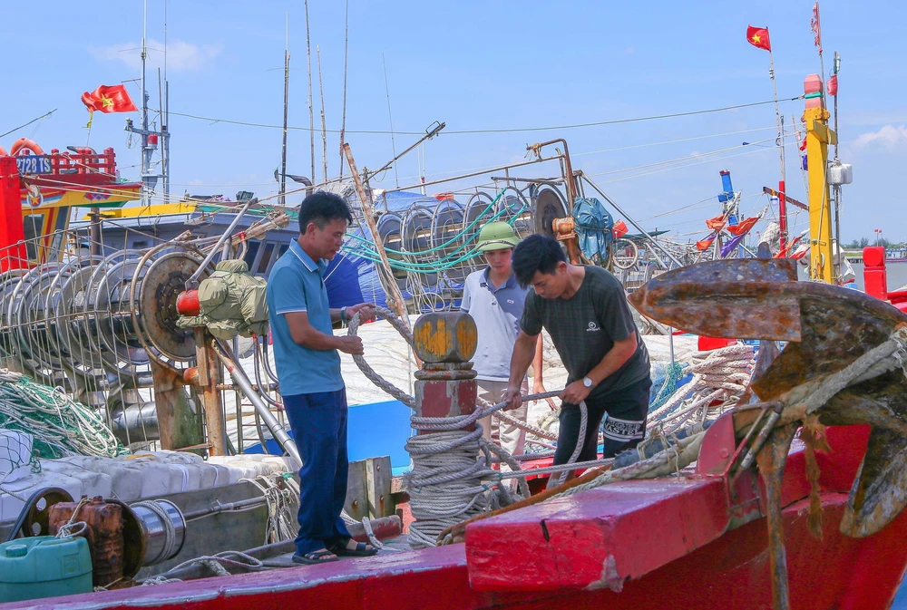 Bộ Xây dựng triển khai nhiều giải pháp khẩn cấp ứng phó bão số 9 - Ảnh 1.