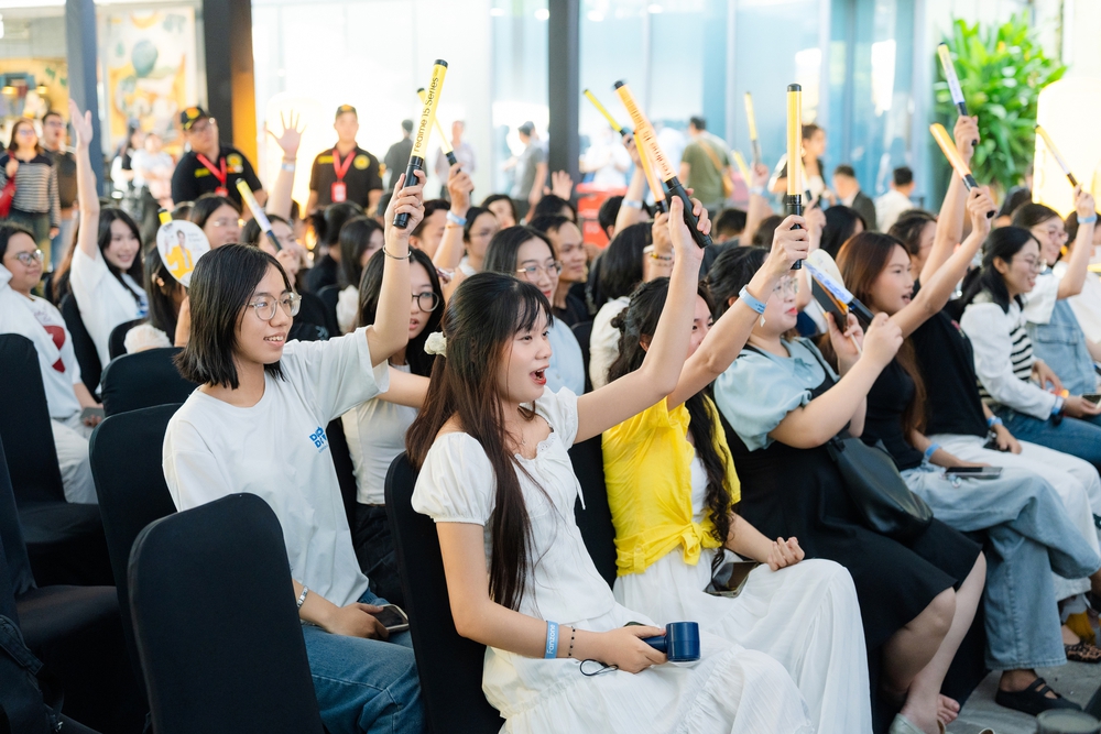 Đại sứ thương hiệu Dương Domic khuấy động buổi ra mắt realme 15 Series - Ảnh 1.