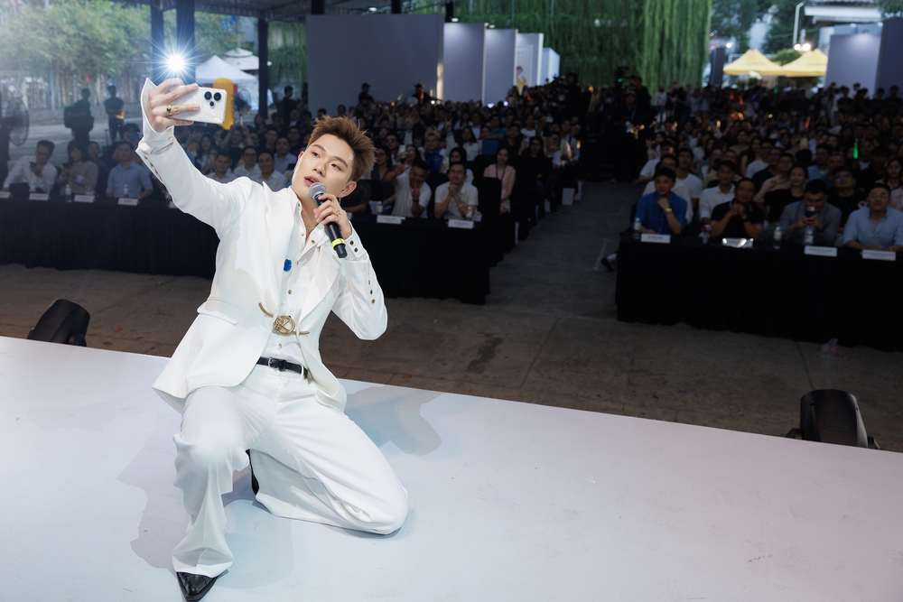 Đại sứ thương hiệu Dương Domic khuấy động buổi ra mắt realme 15 Series - Ảnh 2.