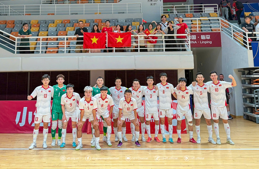 Đội tuyển Futsal Việt Nam nhận thưởng 'nóng', mang niềm vui chiến thắng về nước - Ảnh 1.