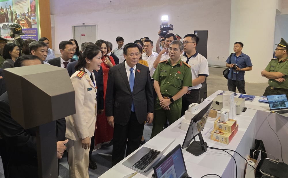 Hàng nghìn hình ảnh, hiện vật kể câu chuyện Quảng Ninh năng động, giàu bản sắc - Ảnh 1.