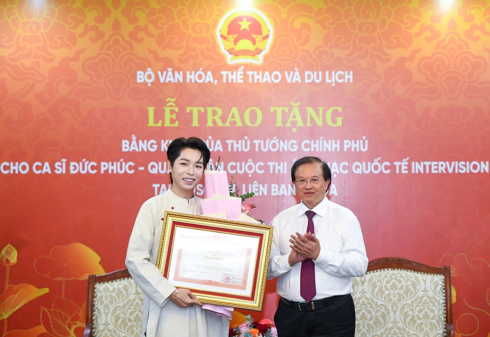 Đức Phúc nhận Bằng khen của Thủ tướng Chính phủ - Ảnh 1.