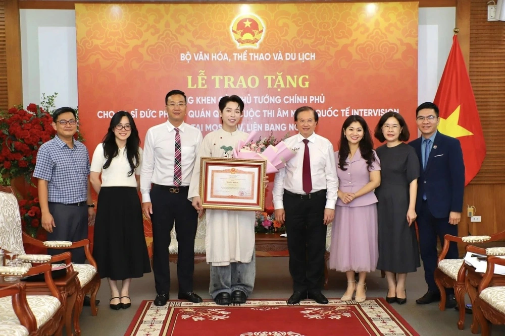 Đức Phúc nhận Bằng khen của Thủ tướng Chính phủ - Ảnh 1.