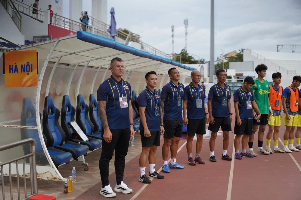 Nhà cầm quân Brazil giúp đội trẻ của bầu Hiển thống trị U17 Quốc gia  - Ảnh 2.
