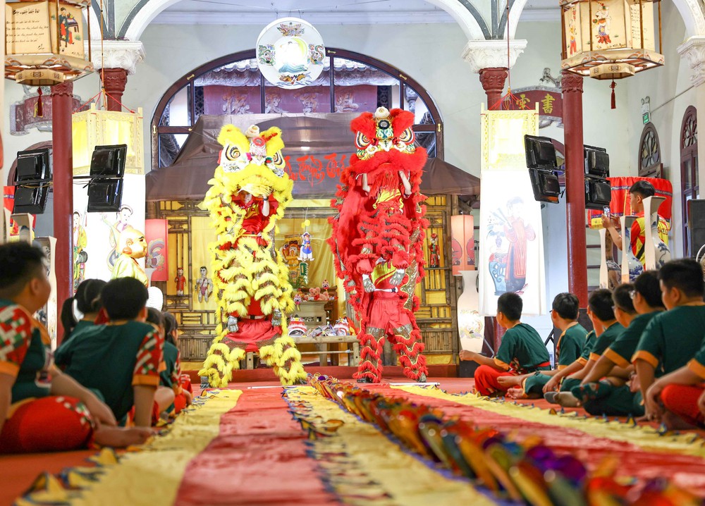 Trung thu 2025: Hà Nội rộn ràng, níu giữ ký ức xưa trong nhịp sống hôm nay - Ảnh 6.