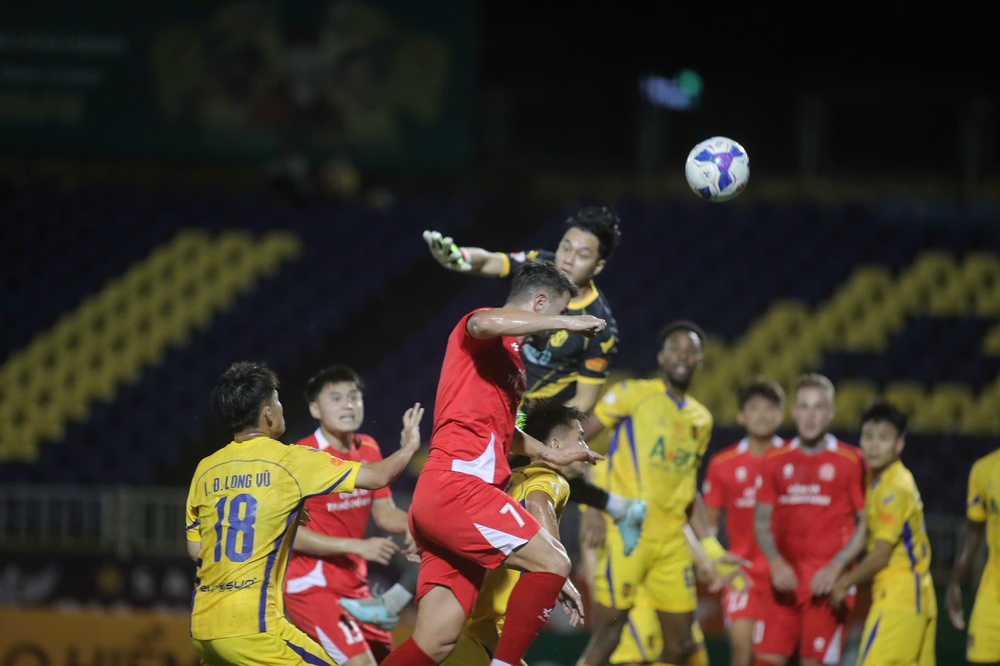Biểu tượng Công an TP.HCM và Lê Huỳnh Đức trở lại,  gây sốc cho V-League 2025/26  - Ảnh 1.