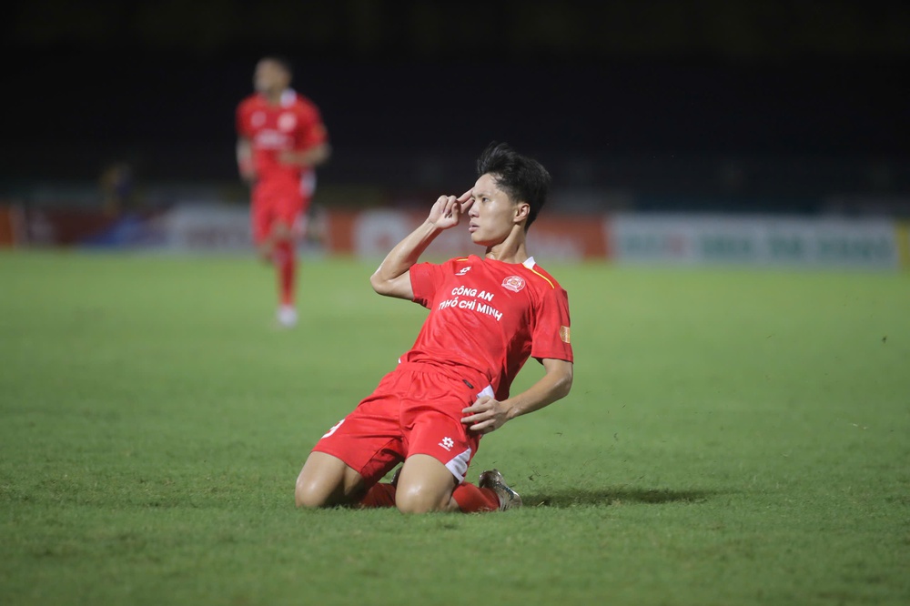 Ngôi sao trẻ Công an TP.HCM thoát khỏi cái bóng Công Phượng và &quot;nhắn nhủ&quot; HLV Kim Sang Sik - Ảnh 2.