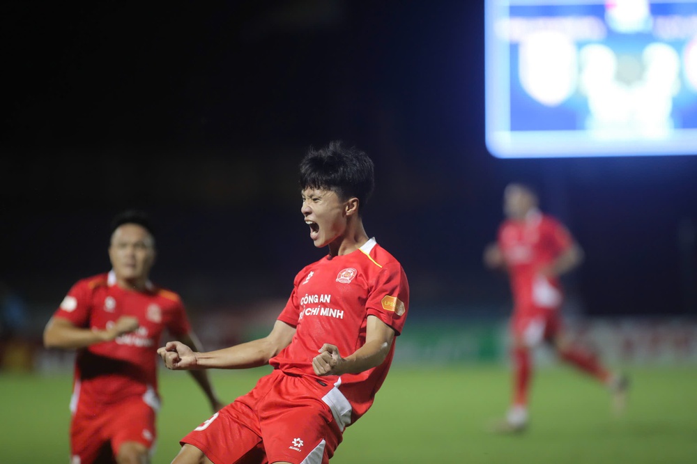 Ngôi sao trẻ Công an TP.HCM thoát khỏi cái bóng Công Phượng và &quot;nhắn nhủ&quot; HLV Kim Sang Sik - Ảnh 1.