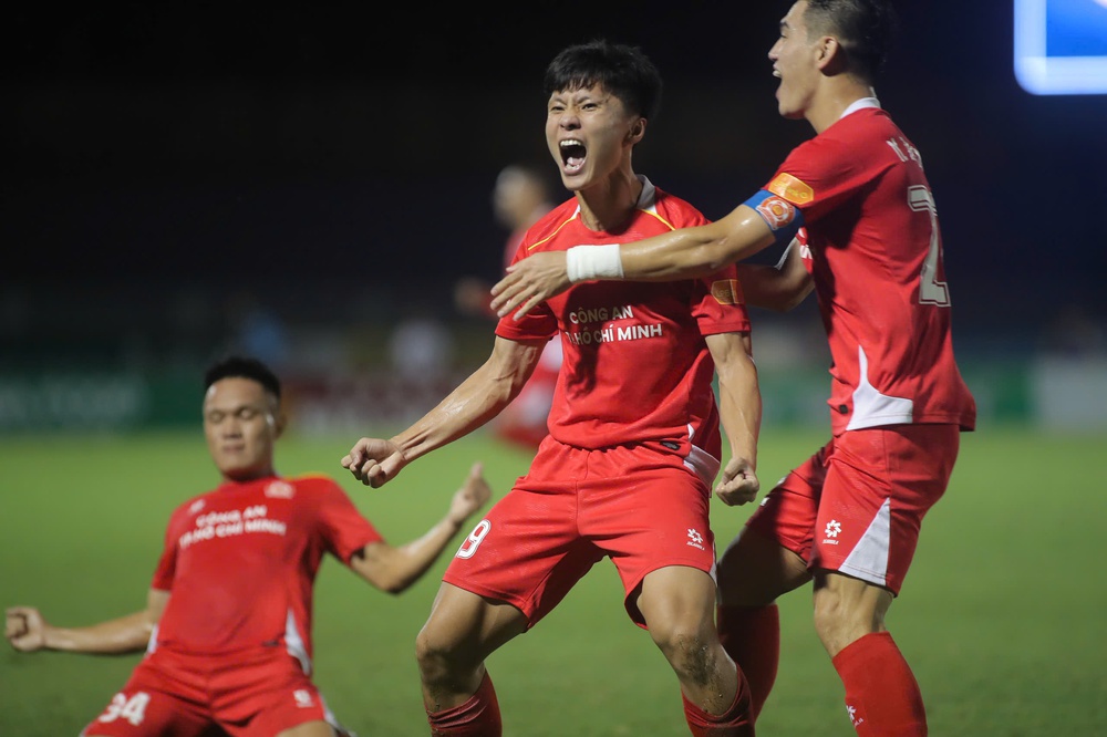 Ngôi sao trẻ Công an TP.HCM thoát khỏi cái bóng Công Phượng và &quot;nhắn nhủ&quot; HLV Kim Sang Sik - Ảnh 3.