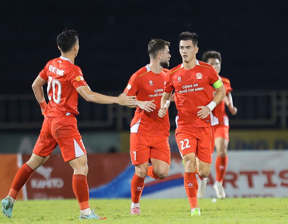 Biểu tượng Công an TP.HCM và Lê Huỳnh Đức trở lại,  gây sốc cho V-League 2025/26  - Ảnh 2.