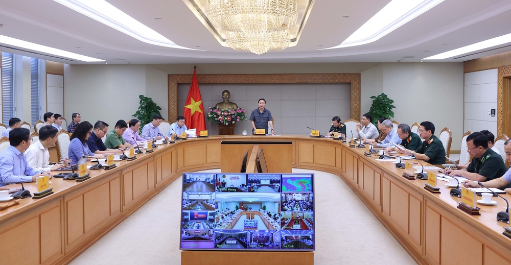 Phó Thủ tướng Trần Hồng Hà họp triển khai ứng phó với cơn bão số 10 - Ảnh 1.