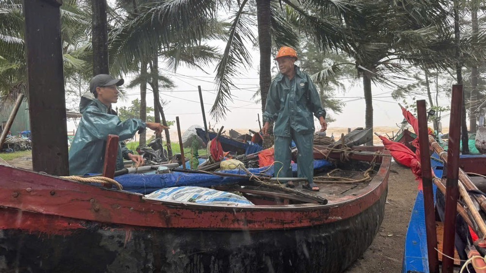 Thời tiết ngày 28/9: Bão số 10 có khả năng mạnh thêm hướng về khu vực vùng biển Nghệ An - Quảng Trị - Ảnh 3.