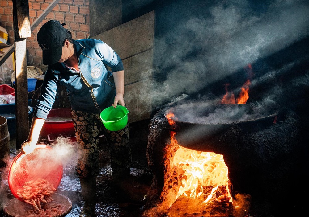 Làng nghề hấp cá Quy Nhơn giữ hồn biển trong từng mẻ cá - Ảnh 8.