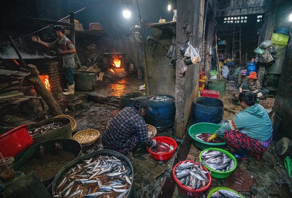 Làng nghề hấp cá Quy Nhơn giữ hồn biển trong từng mẻ cá - Ảnh 10.