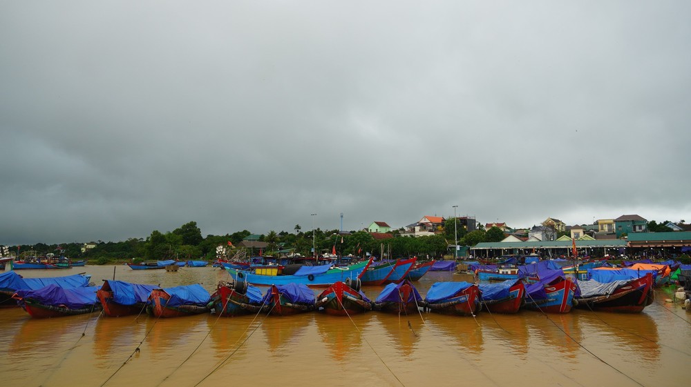 Lãnh đạo tỉnh Quảng Trị kiểm tra công tác ứng phó với bão số 10 - Ảnh 5.