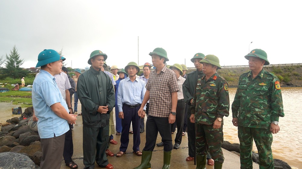 Lãnh đạo tỉnh Quảng Trị kiểm tra công tác ứng phó với bão số 10 - Ảnh 3.
