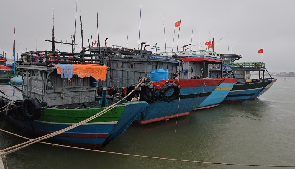 Thời tiết ngày 28/9: Bão số 10 có khả năng mạnh thêm hướng về khu vực vùng biển Nghệ An - Quảng Trị - Ảnh 1.