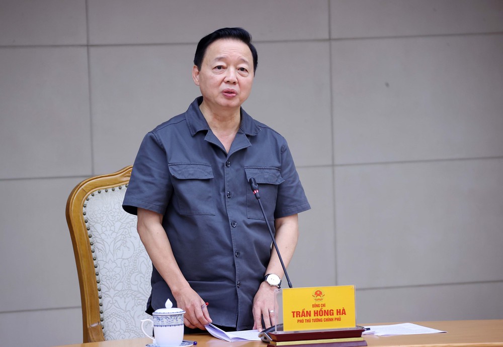 Phó Thủ tướng Trần Hồng Hà họp triển khai ứng phó với cơn bão số 10 - Ảnh 3.