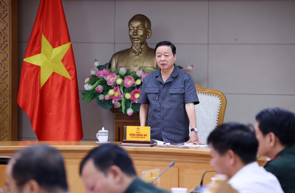 Phó Thủ tướng Trần Hồng Hà họp triển khai ứng phó với cơn bão số 10 - Ảnh 2.