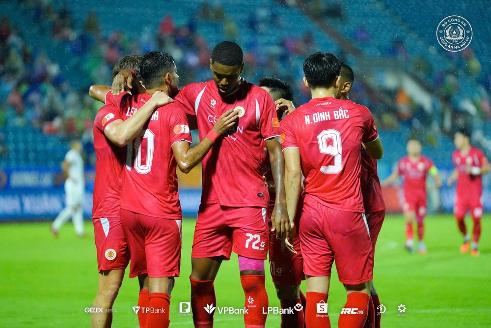 Vòng 5 V-League 2025-2026 chứng kiến CAHN đánh bại Nam Định 2-0 ngay tại &quot;chảo lửa&quot; Thiên Trường