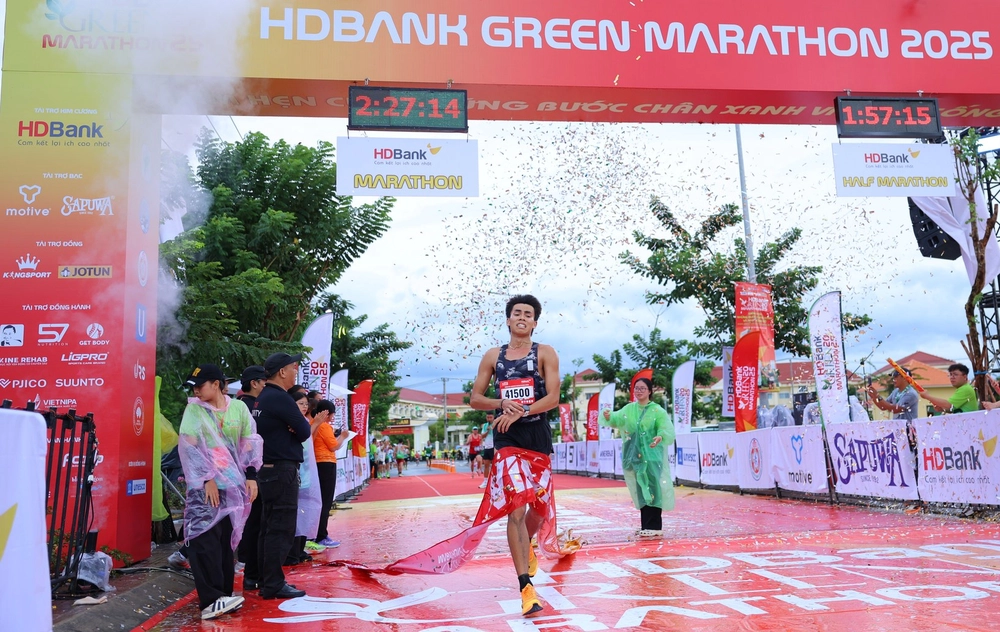 Vượt dàn sao đình đám, Huỳnh Anh Khôi phá sâu kỷ lục để vô địch Marathon Cần Giờ - Ảnh 1.
