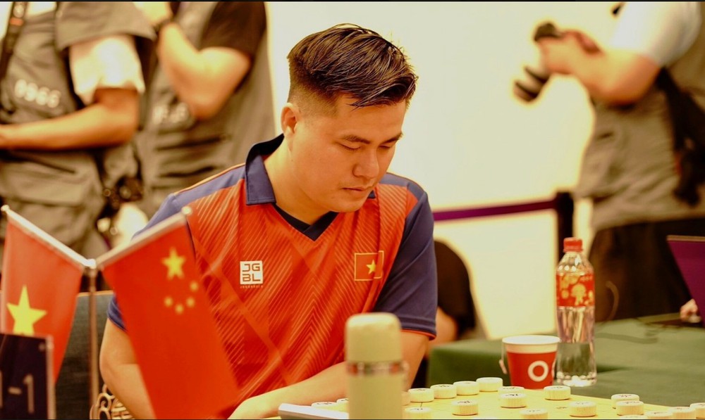 Làm nên lịch sử với chức vô địch thế giới, kỳ thủ cờ tướng Việt Nam được truyền thông Trung Quốc khen ngợi - Ảnh 2.