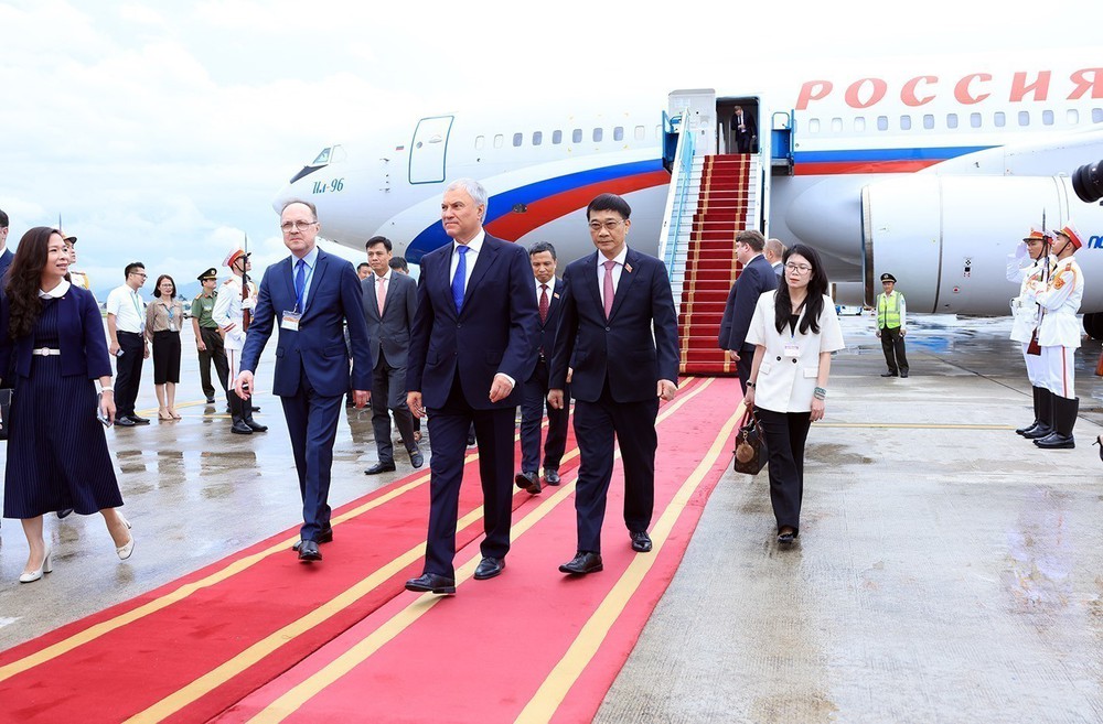 Chủ tịch Đuma Quốc gia Quốc hội Liên bang Nga đến Hà Nội, bắt đầu thăm chính thức tới Việt Nam - Ảnh 2.