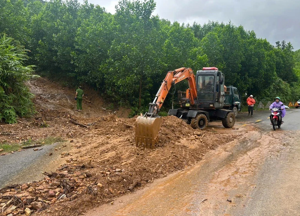 Bão số 10: Đà Nẵng tìm cách liên lạc với hàng trăm người dân trong rừng - Ảnh 1.