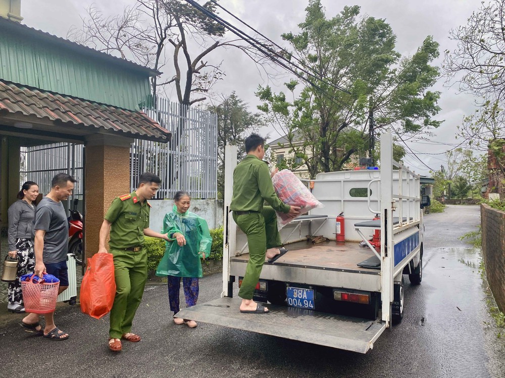 Hà Tĩnh sơ tán gần 15 nghìn người dân đến nơi an toàn trước bão số 10 - Ảnh 3.