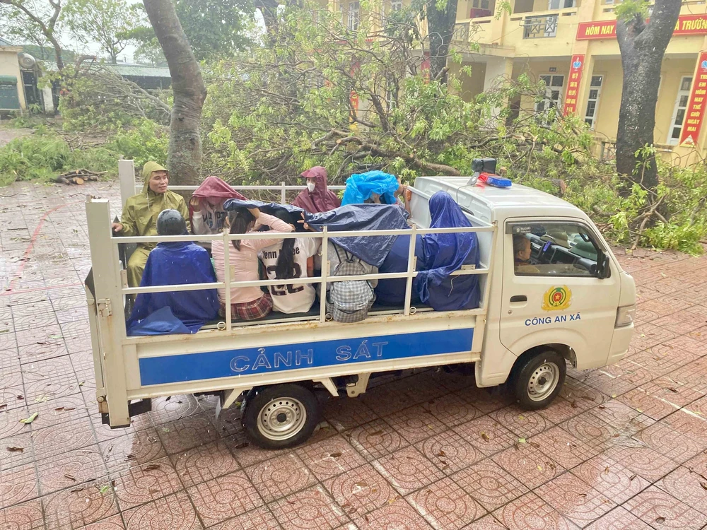 Hà Tĩnh sơ tán gần 15 nghìn người dân đến nơi an toàn trước bão số 10 - Ảnh 5.