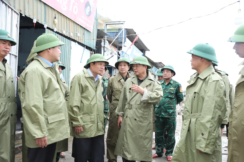Phó Thủ tướng Trần Hồng Hà kiểm tra công tác ứng phó bão số 10 tại Nghệ An - Ảnh 1.