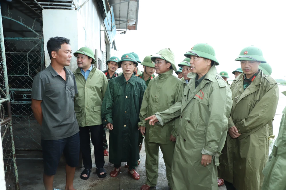 Phó Thủ tướng Trần Hồng Hà kiểm tra công tác ứng phó bão số 10 tại Nghệ An - Ảnh 2.