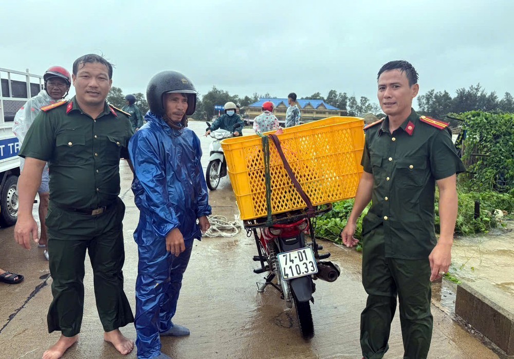 Bão số 10: Quảng Trị đã có 4 người mất tích, bị thương và 8 nhà dân tốc mái - Ảnh 2.