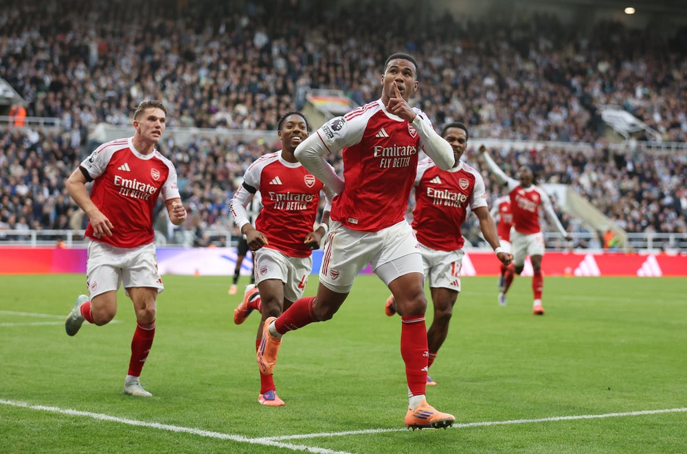 Cuộc đua vô địch Ngoại hạng Anh: Liverpool, Arsenal áp sát rồi đấy!  - Ảnh 1.
