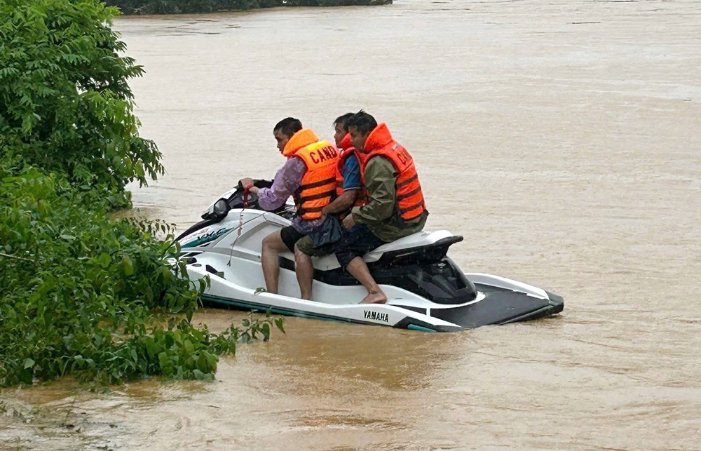 Bão số 10: Công an Thanh Hóa cứu nhiều người ra khỏi vùng nguy hiểm do mưa lũ - Ảnh 2.