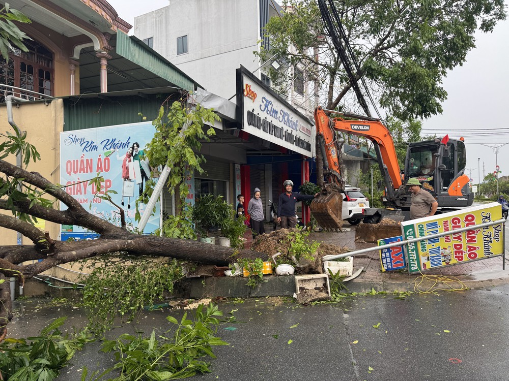 Bão số 10 đổ bộ vào ban đêm gây thiệt hại nặng nề cho người dân Hà Tĩnh - Ảnh 4.