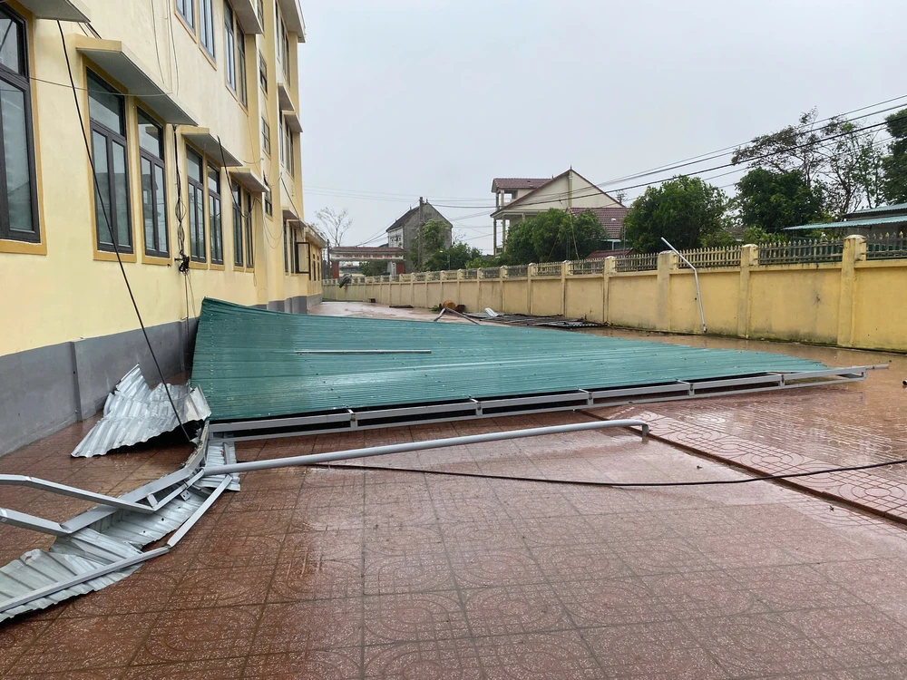 Bão số 10 đổ bộ vào ban đêm gây thiệt hại nặng nề cho người dân Hà Tĩnh - Ảnh 11.
