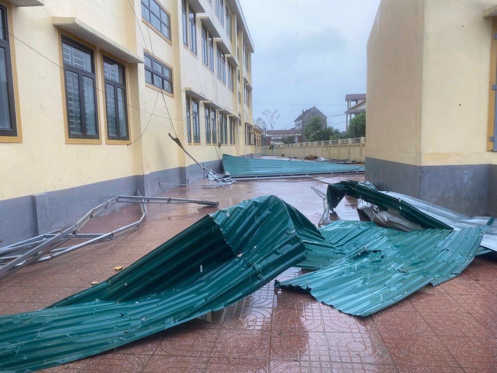 Bão số 10 đổ bộ vào ban đêm gây thiệt hại nặng nề cho người dân Hà Tĩnh - Ảnh 14.