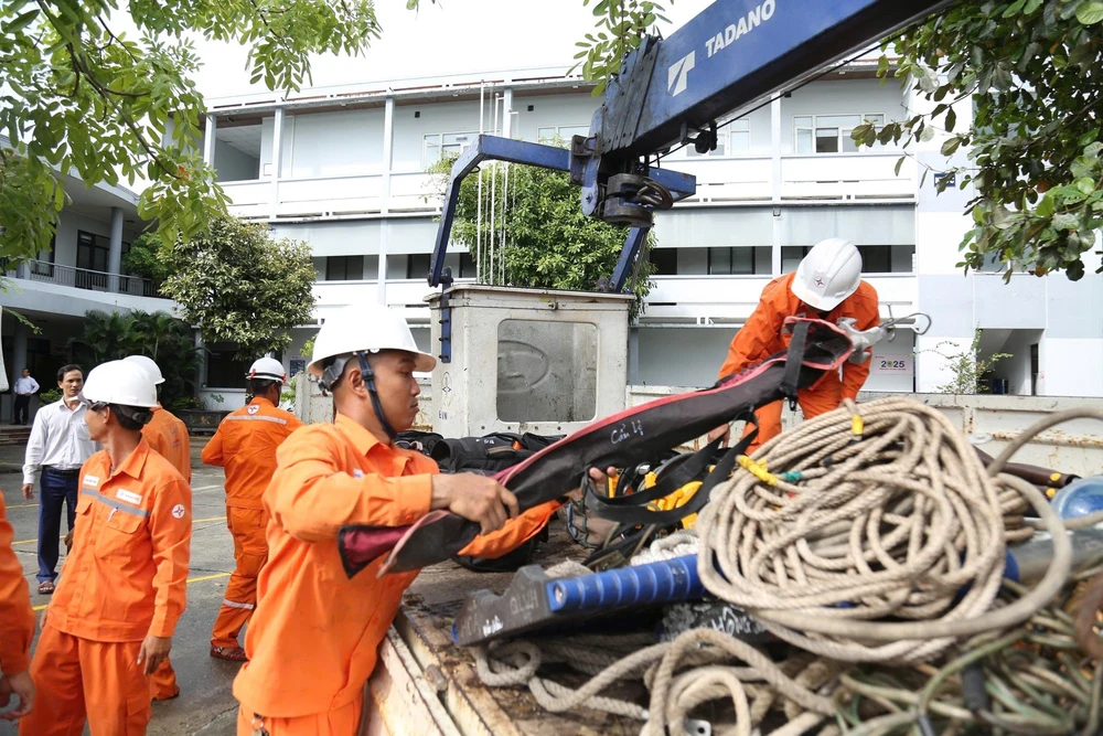 Thủ tướng yêu cầu khẩn trương khắc phục hậu quả bão số 10 và mưa lũ - Ảnh 2.