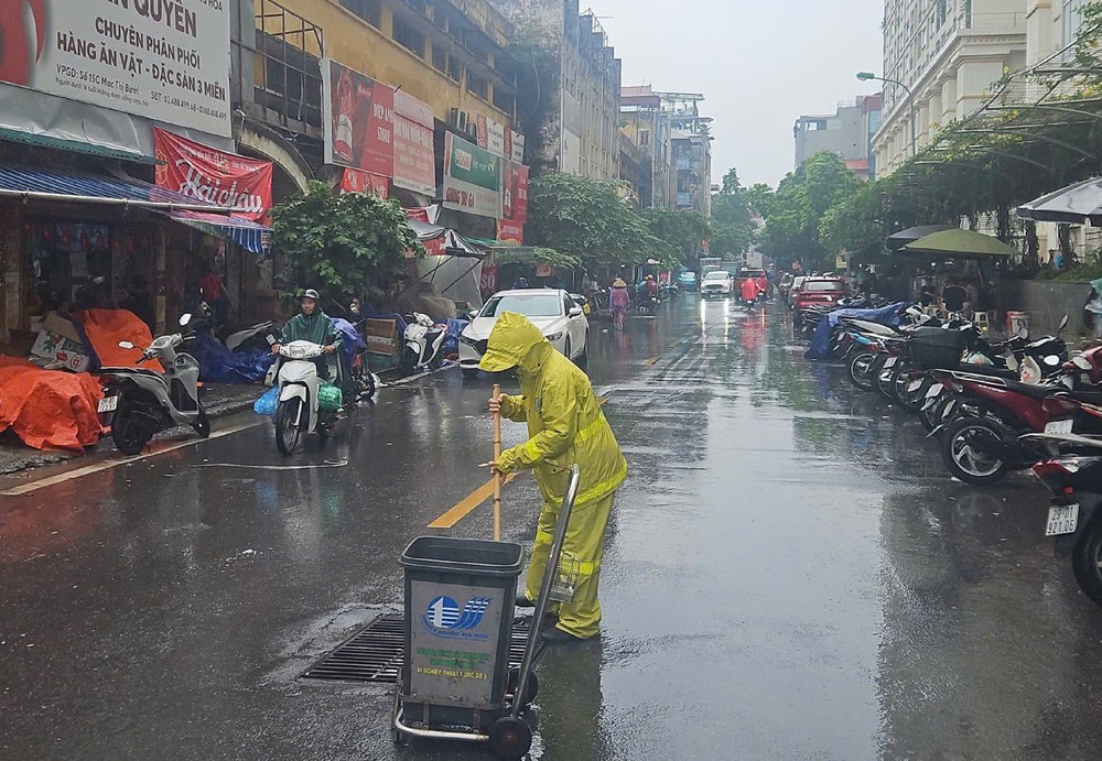 Hà Nội khẩn trương tiêu thoát nước phòng chống úng ngập - Ảnh 2.