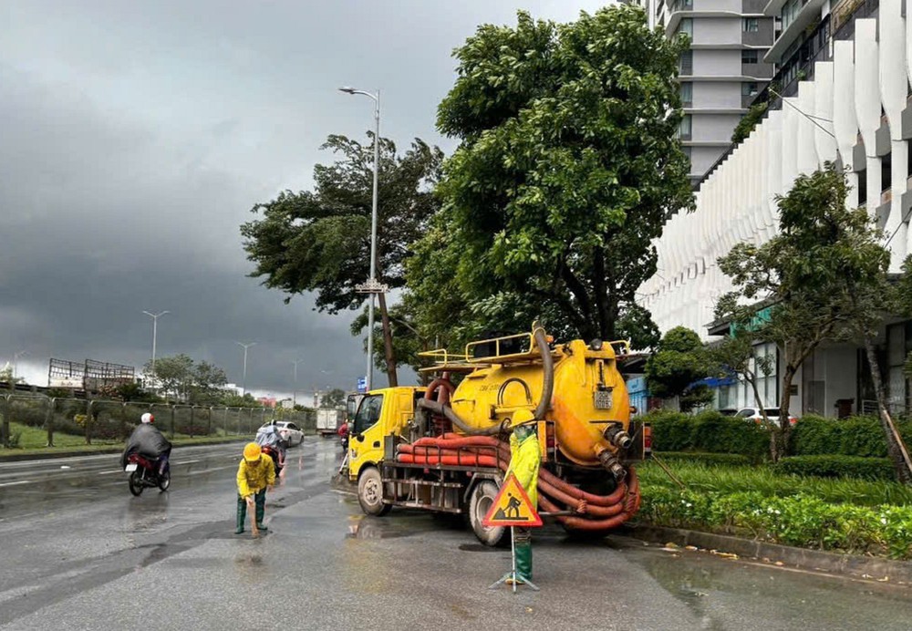 Hà Nội khẩn trương tiêu thoát nước phòng chống úng ngập - Ảnh 1.