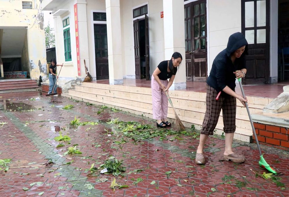 Hà Tĩnh: Các trường học dọn dẹp vệ sinh sau bão - Ảnh 4.