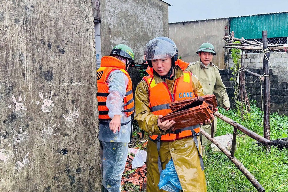 Thủ tướng Chính phủ yêu cầu khẩn trương hỗ trợ nhân dân khắc phục hậu quả bão số 10 và mưa lũ - Ảnh 1.