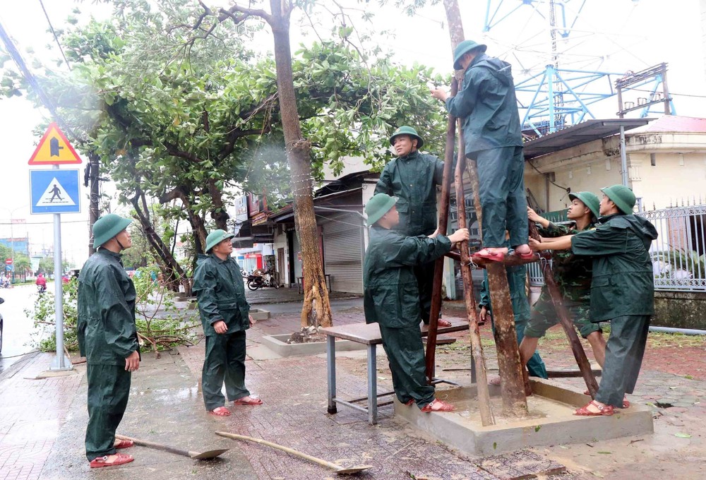 Bão số 10 đổ bộ vào ban đêm gây thiệt hại nặng nề cho người dân Hà Tĩnh - Ảnh 19.