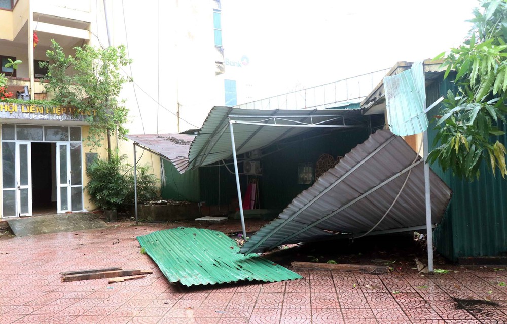 Bão số 10 đổ bộ vào ban đêm gây thiệt hại nặng nề cho người dân Hà Tĩnh - Ảnh 22.