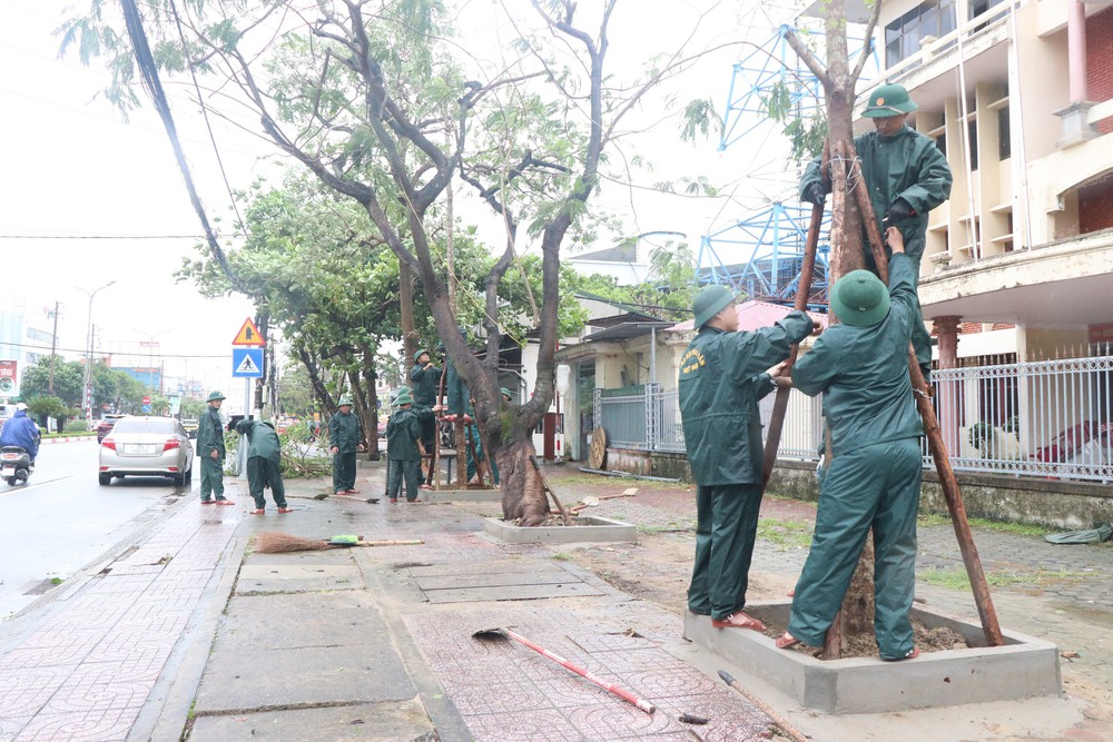 Bão số 10 đổ bộ vào ban đêm gây thiệt hại nặng nề cho người dân Hà Tĩnh - Ảnh 23.