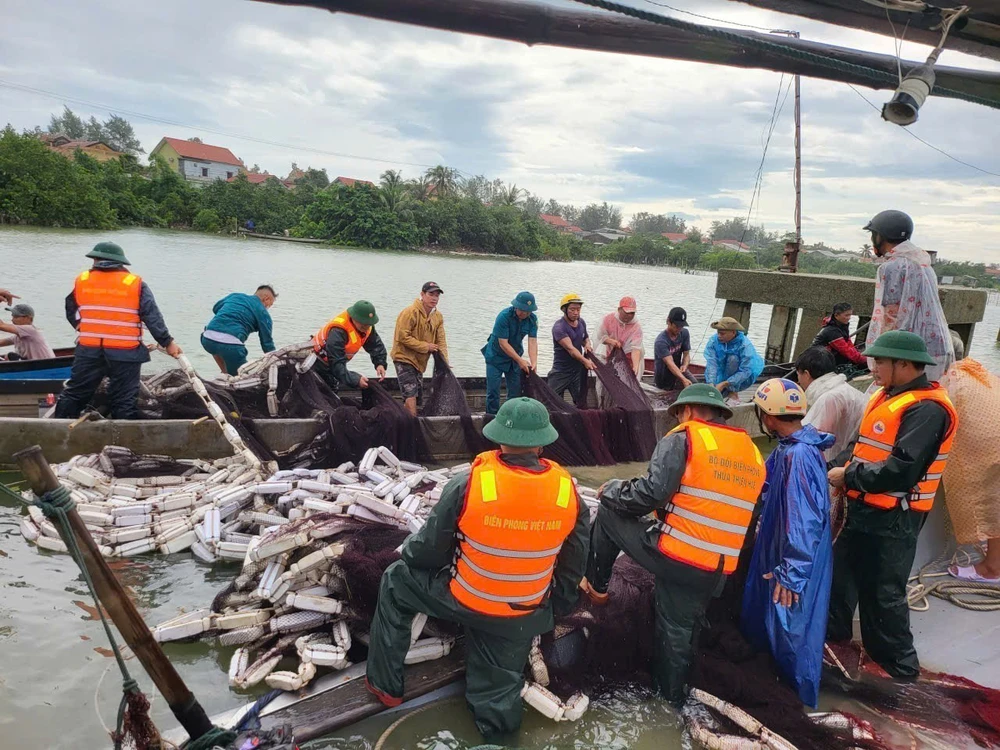 Thủ tướng yêu cầu khẩn trương khắc phục hậu quả bão số 10 và mưa lũ - Ảnh 4.