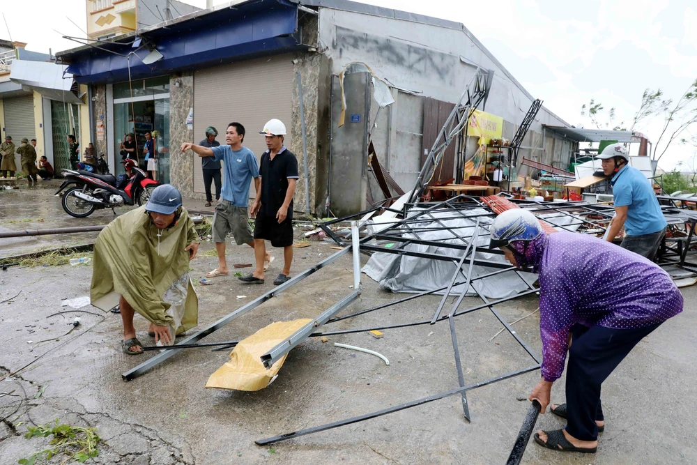 Hưng Yên: Dông lốc khiến ít nhất 12 người thương vong - Ảnh 1.
