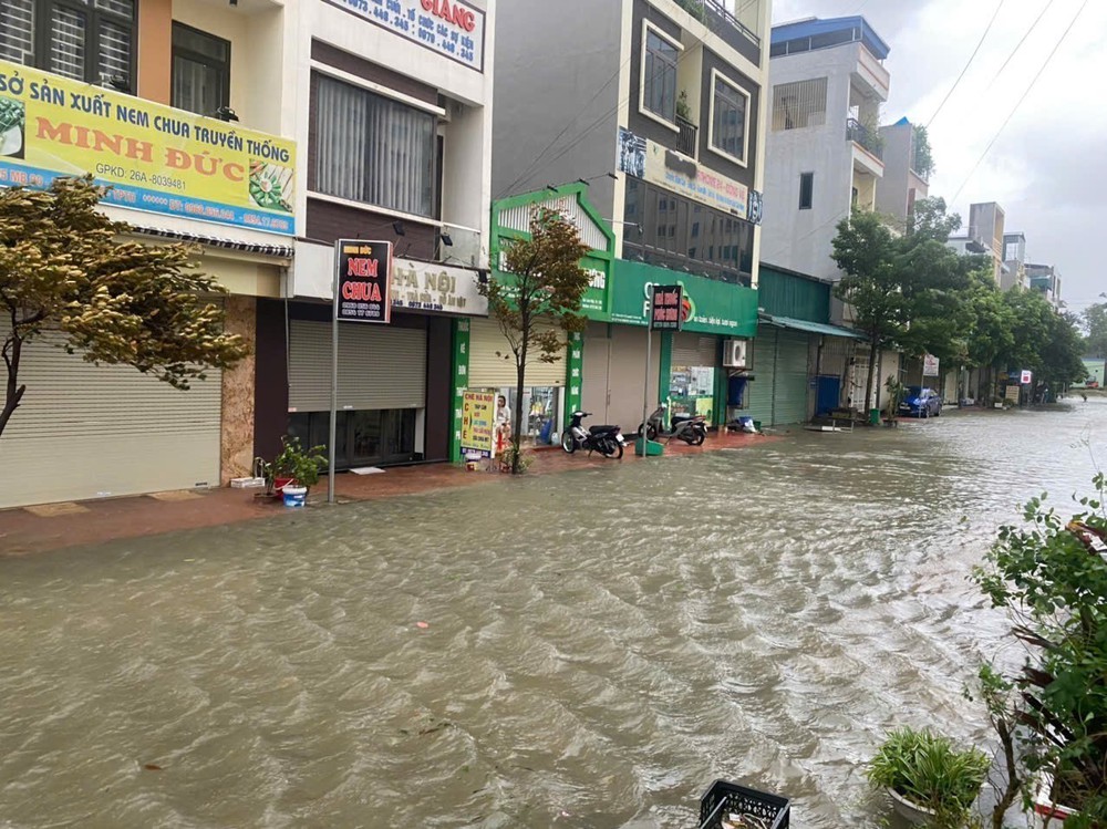 Nhiều khu dân cư tại Thanh Hóa ngập sâu sau bão số 10 - Ảnh 5.